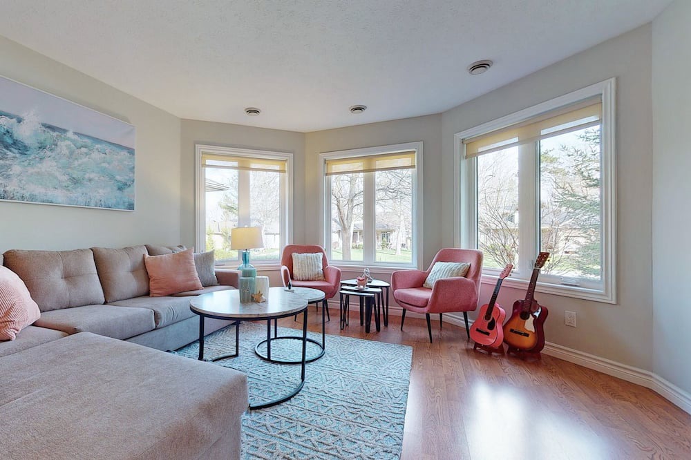 Photo of Livingroom in Grand Bend