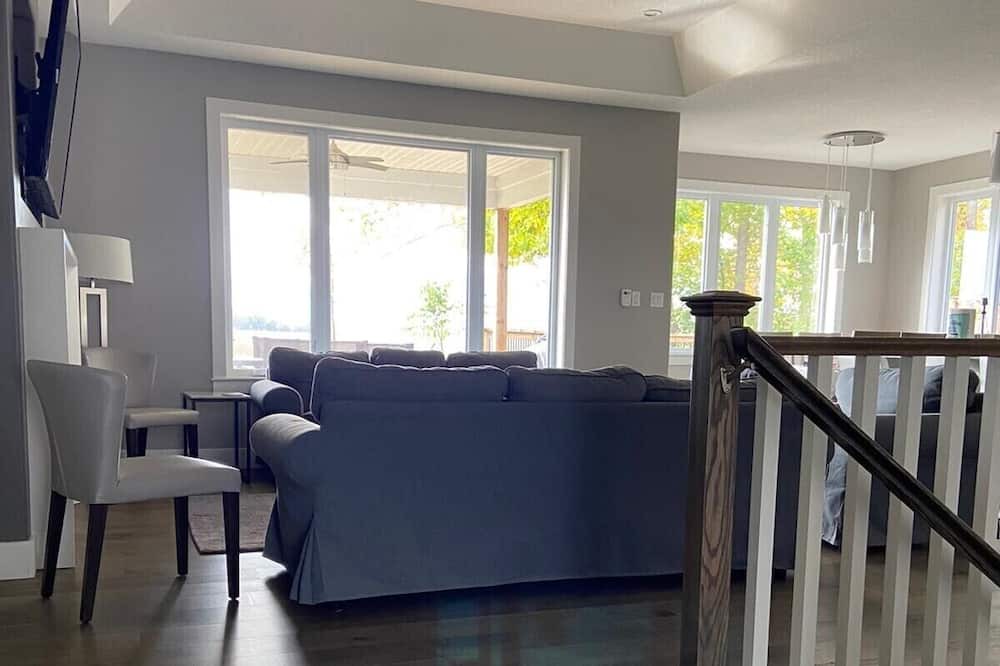 Photo of Livingroom in Grand Bend