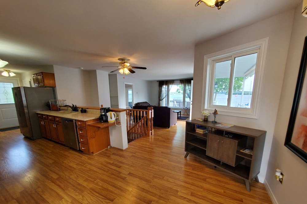 Photo of Livingroom in Deseronto