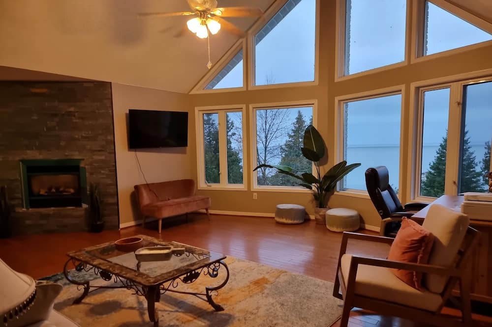 Photo of Livingroom in Manitoulin District