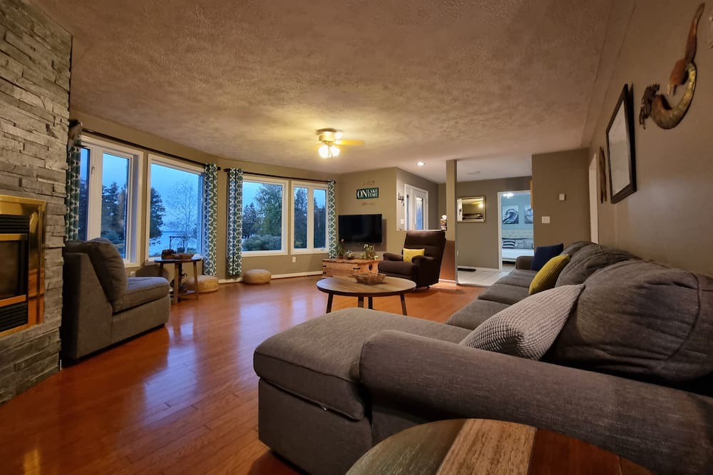 Photo of Livingroom in Manitoulin District
