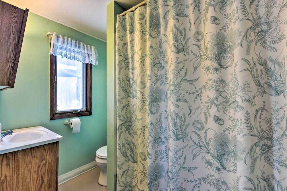 Photo of Bathroom in Lindstrom