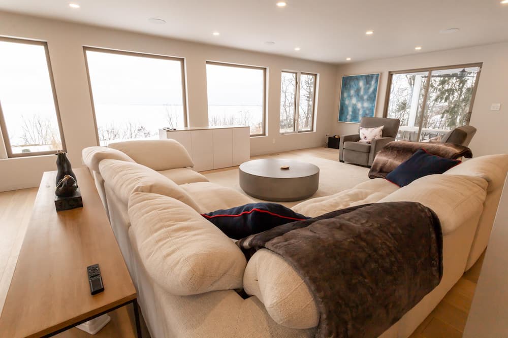 Photo of Livingroom in St. Williams