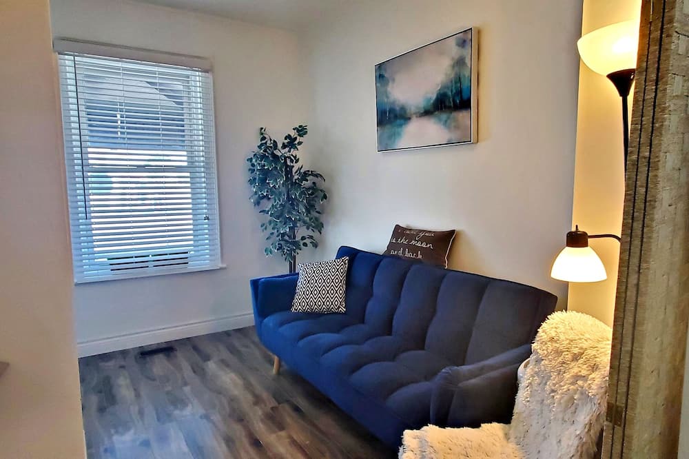 Photo of Livingroom in Cobourg