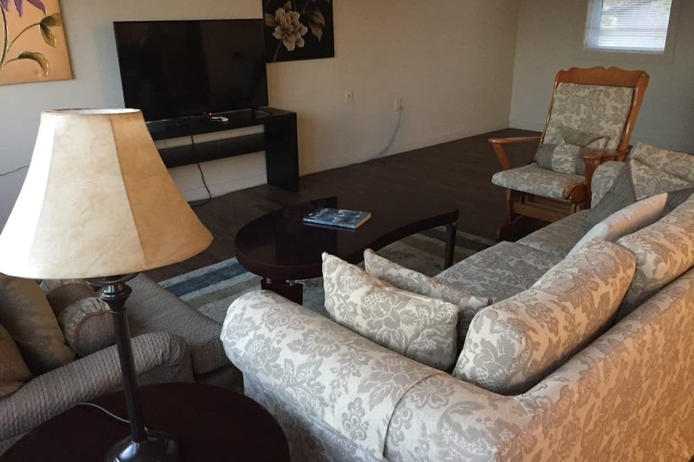 Photo of Livingroom in Brockville