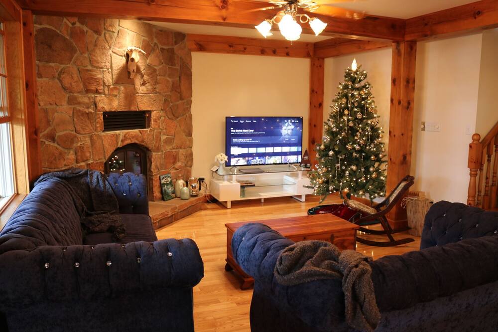 Photo of Livingroom in Central Frontenac
