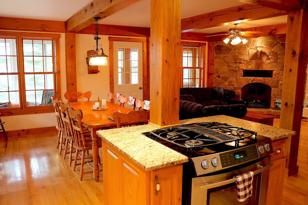 Photo of Livingroom in Central Frontenac