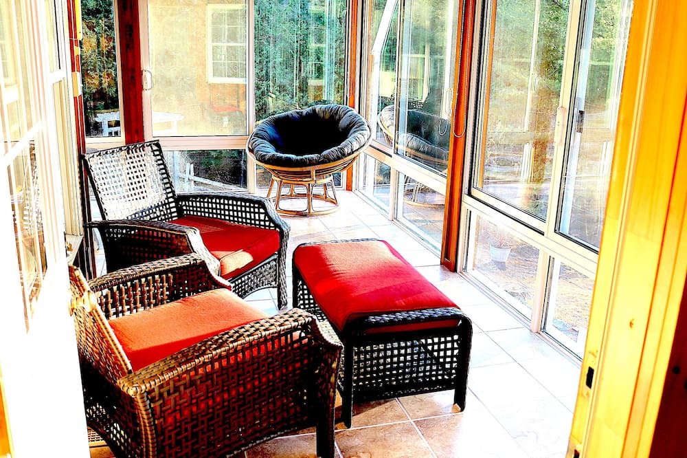 Photo of Livingroom in Central Frontenac