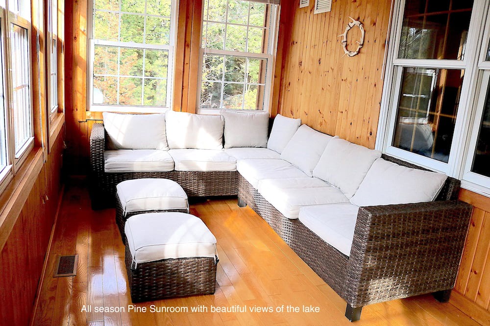 Photo of Livingroom in Central Frontenac