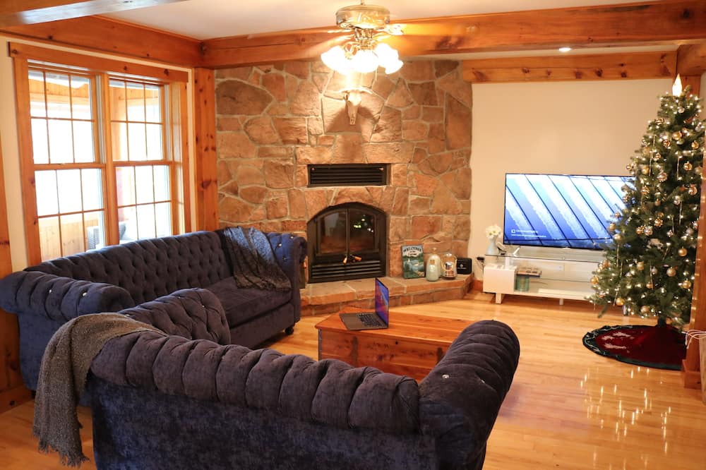 Photo of Livingroom in Central Frontenac