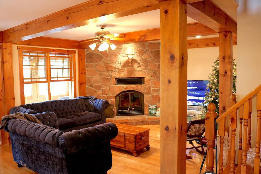 Photo of Livingroom in Central Frontenac