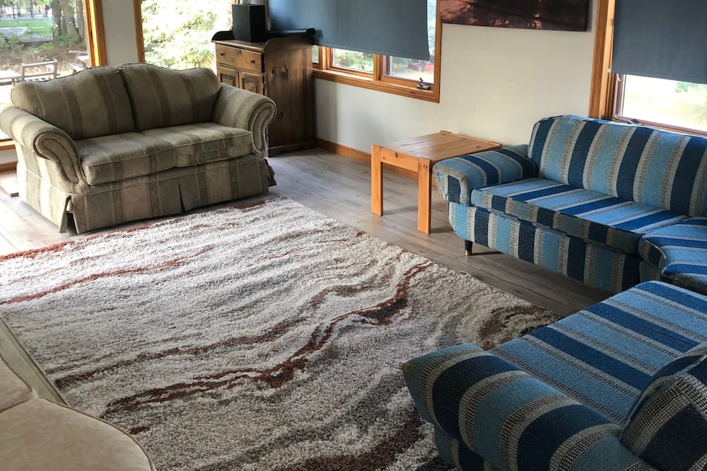 Photo of Livingroom in Fenelon Falls