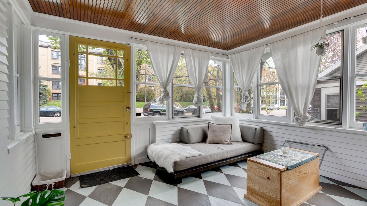 Photo of Livingroom in Macalester - Groveland
