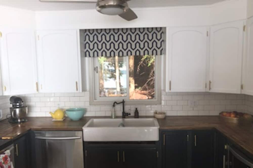 Photo of Kitchen in Dysart et al