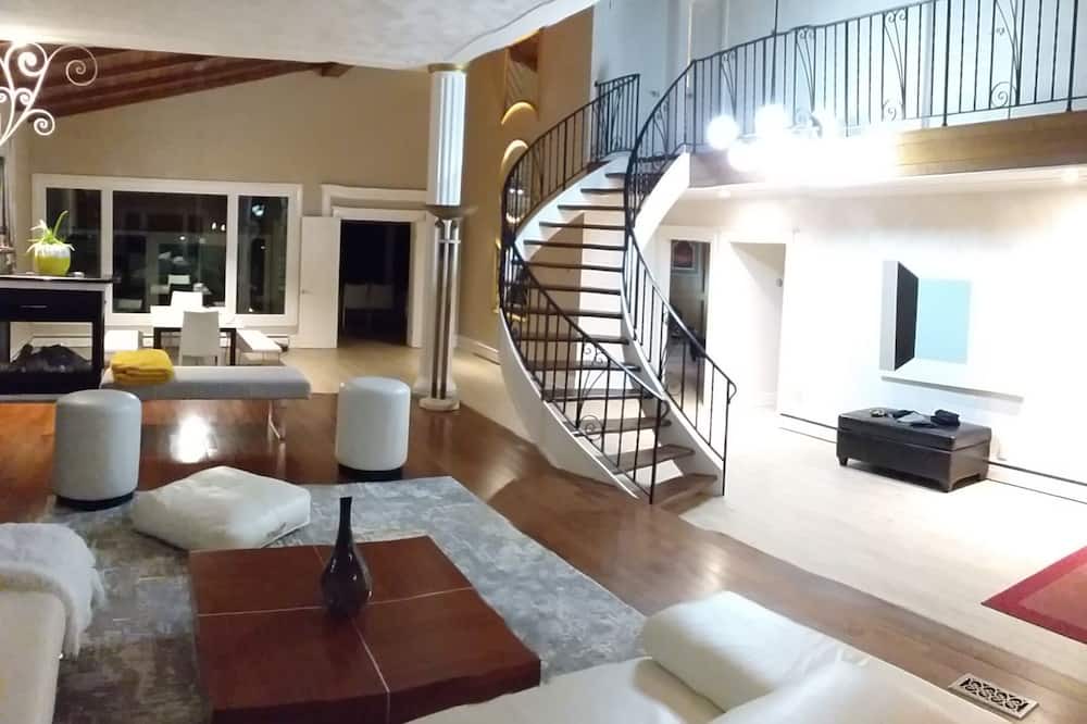 Photo of Livingroom in Stoney Creek