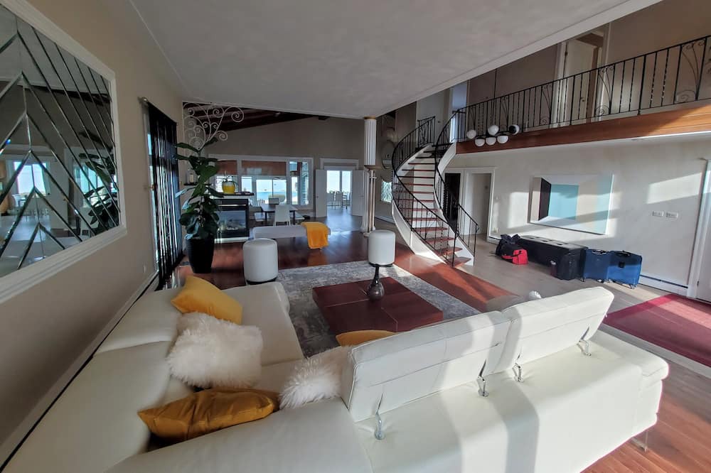 Photo of Livingroom in Stoney Creek