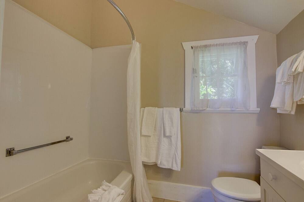 Photo of Bathroom in Georgina