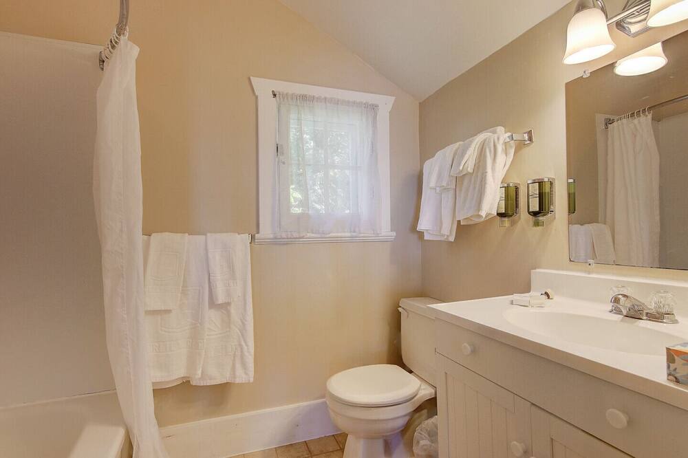 Photo of Bathroom in Georgina