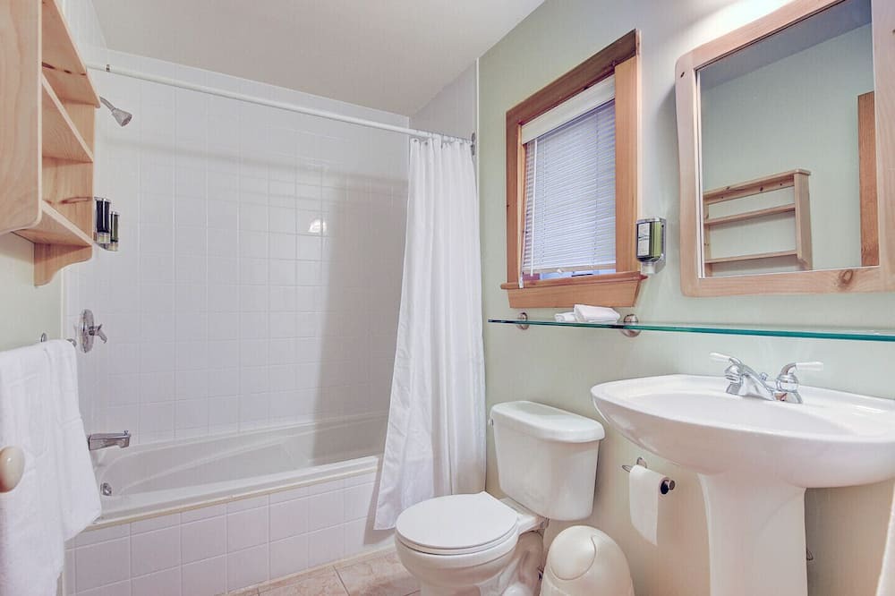 Photo of Bathroom in Georgina