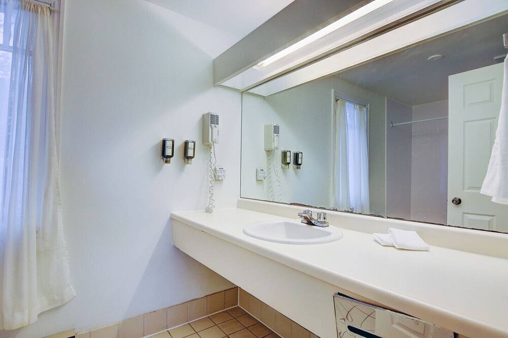 Photo of Bathroom in Georgina