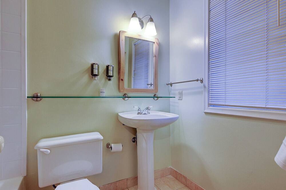 Photo of Bathroom in Georgina