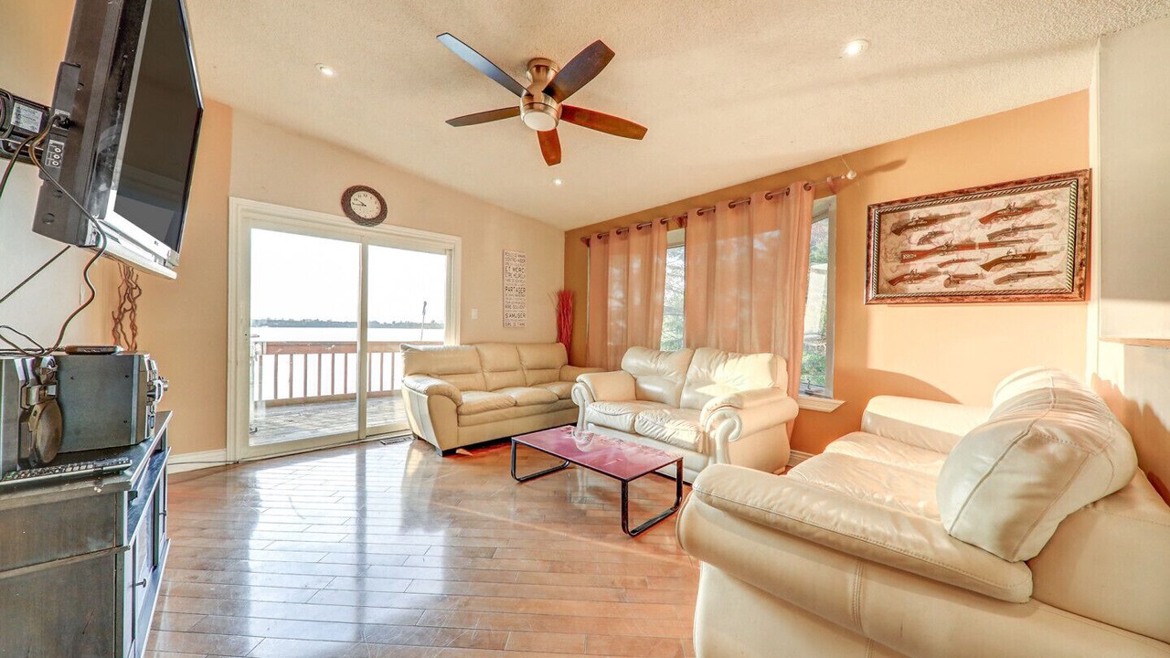 Photo of Livingroom in Janetville