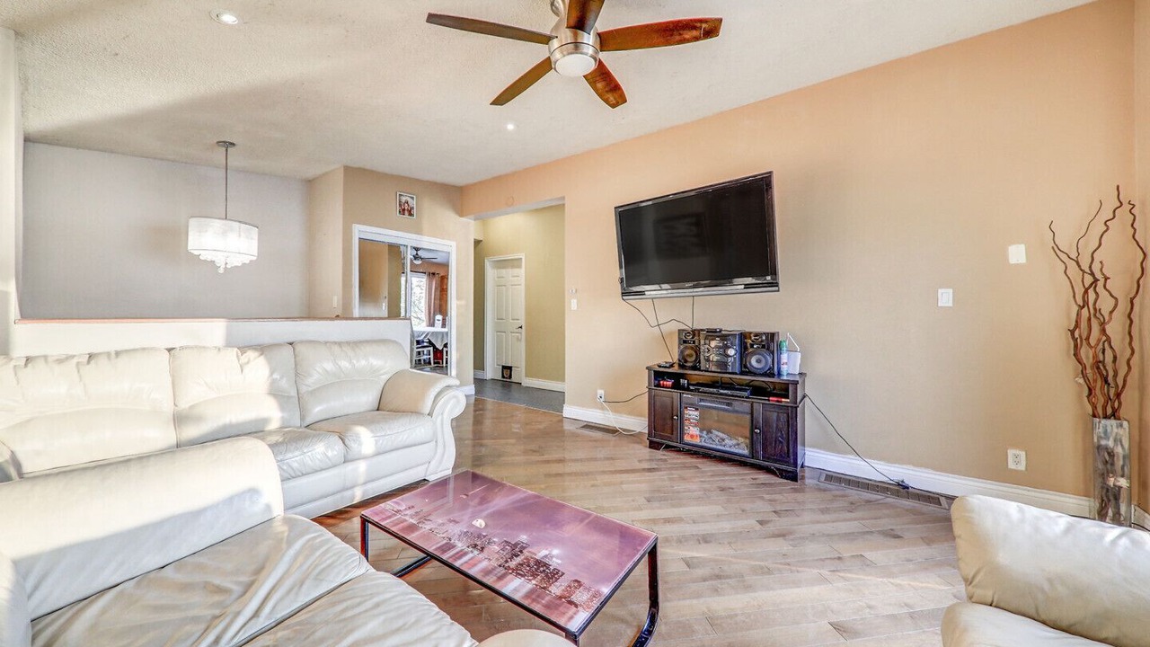 Photo of Livingroom in Janetville