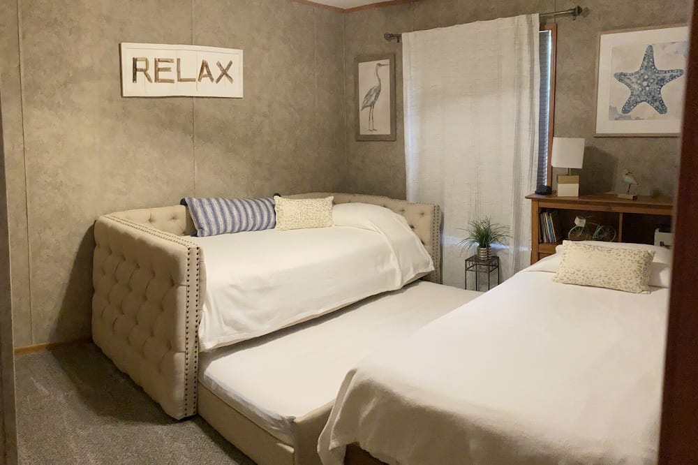 Photo of Bedroom in Maple Lake