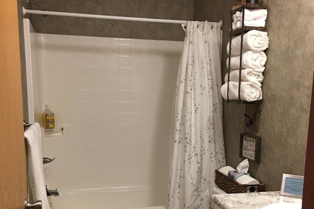 Photo of Bathroom in Maple Lake