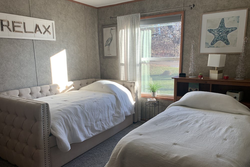 Photo of Bedroom in Maple Lake