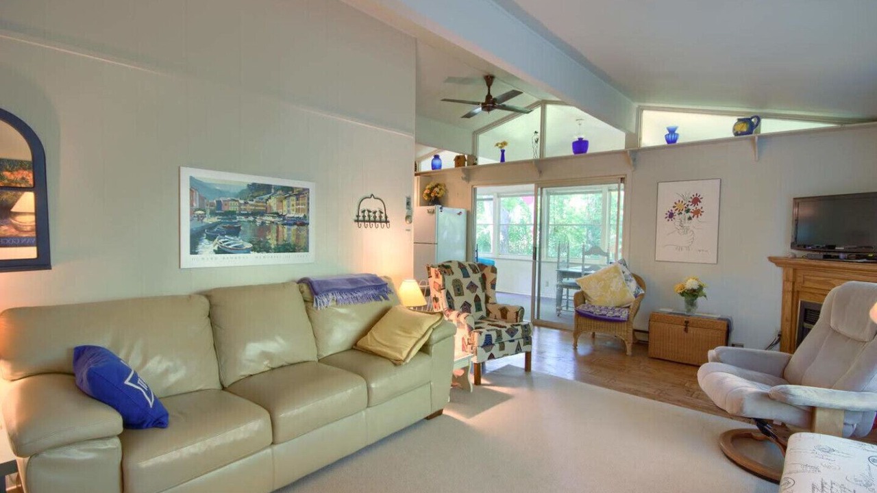 Photo of Livingroom in Grand Bend
