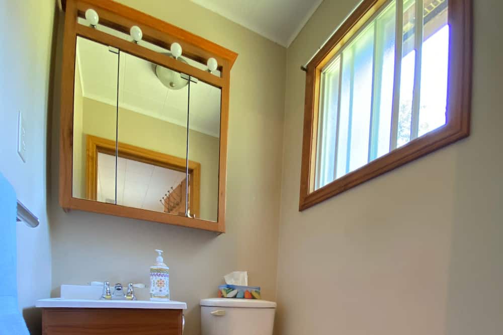 Photo of Bathroom in Ahmic Harbour