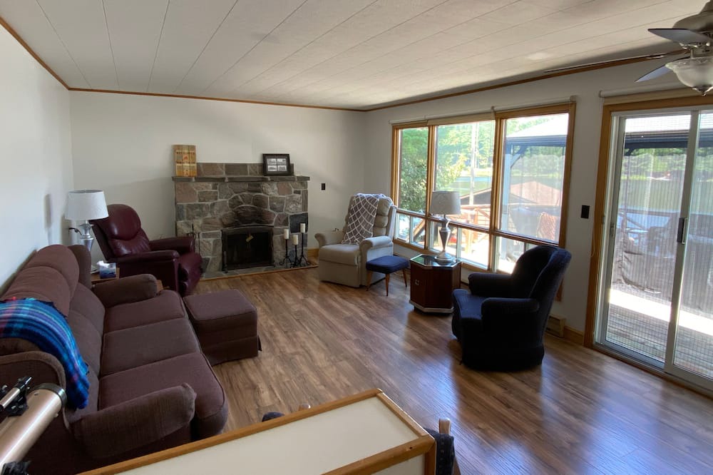 Photo of Livingroom in Ahmic Harbour