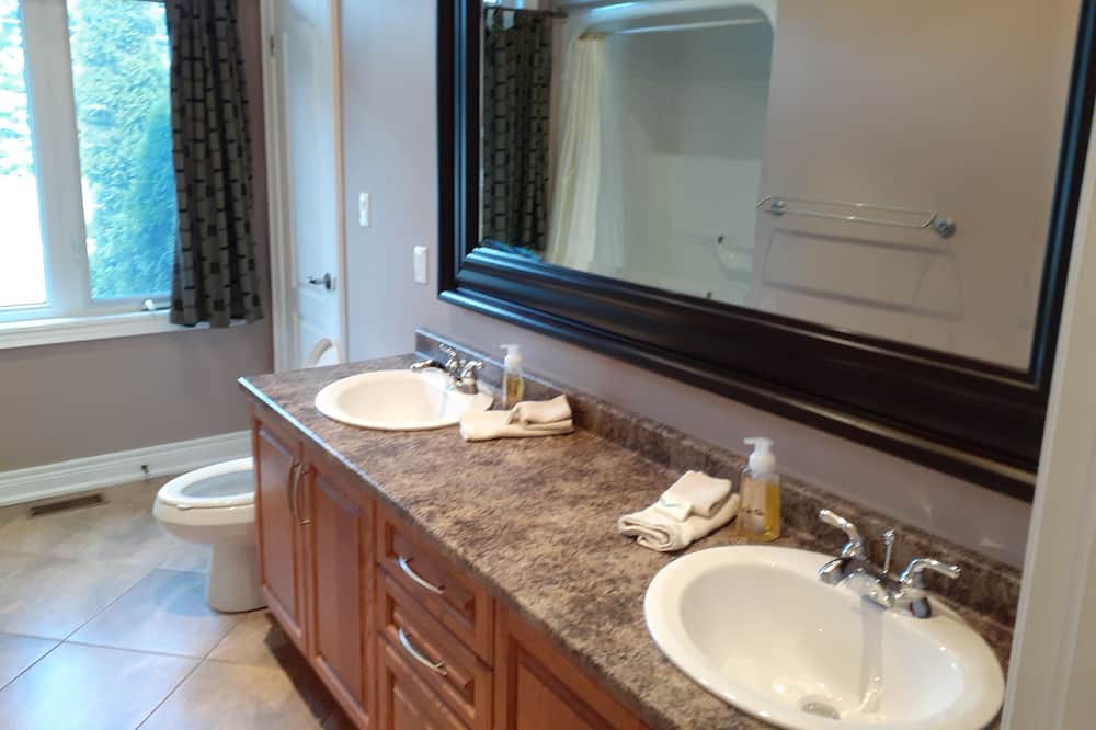 Photo of Bathroom in Niagara Falls