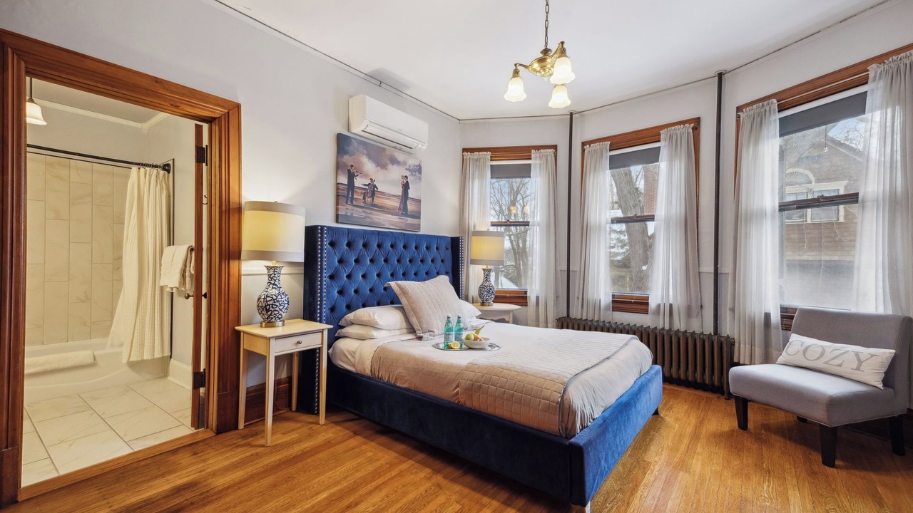 Photo of Bedroom in Summit - University