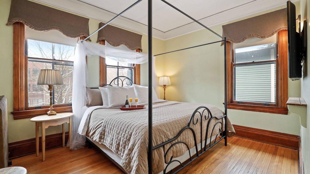 Photo of Bedroom in Summit - University