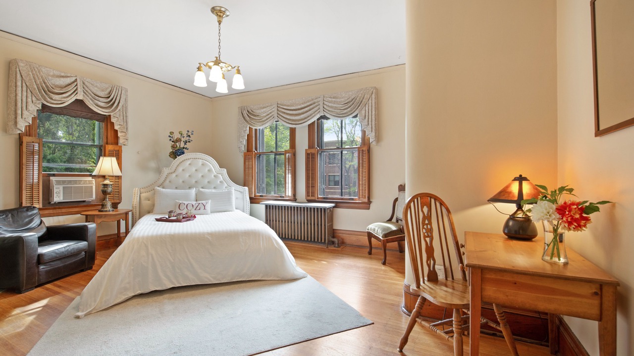 Photo of Bedroom in Summit - University