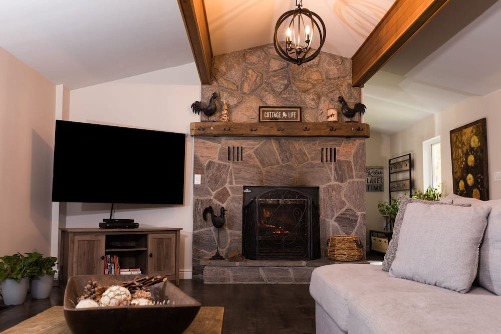 Photo of Livingroom in Lake of Bays