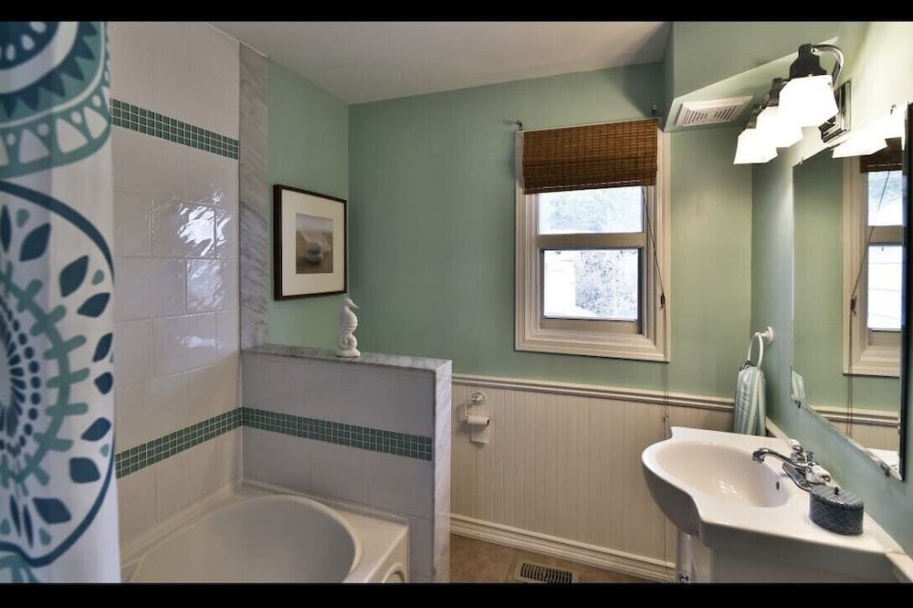 Photo of Bathroom in Jacksons Point