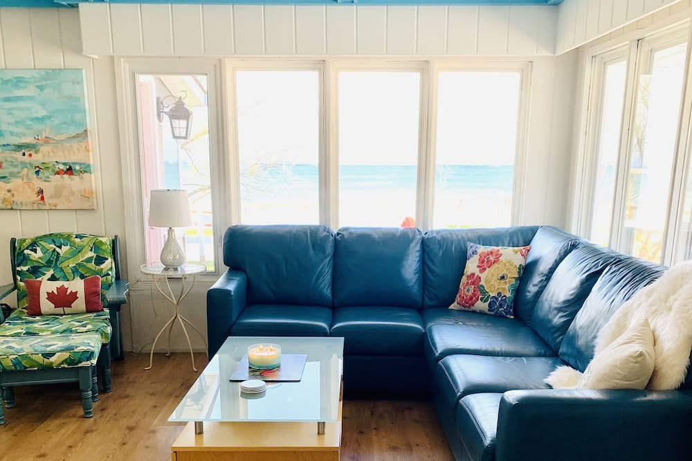 Photo of Livingroom in Jacksons Point