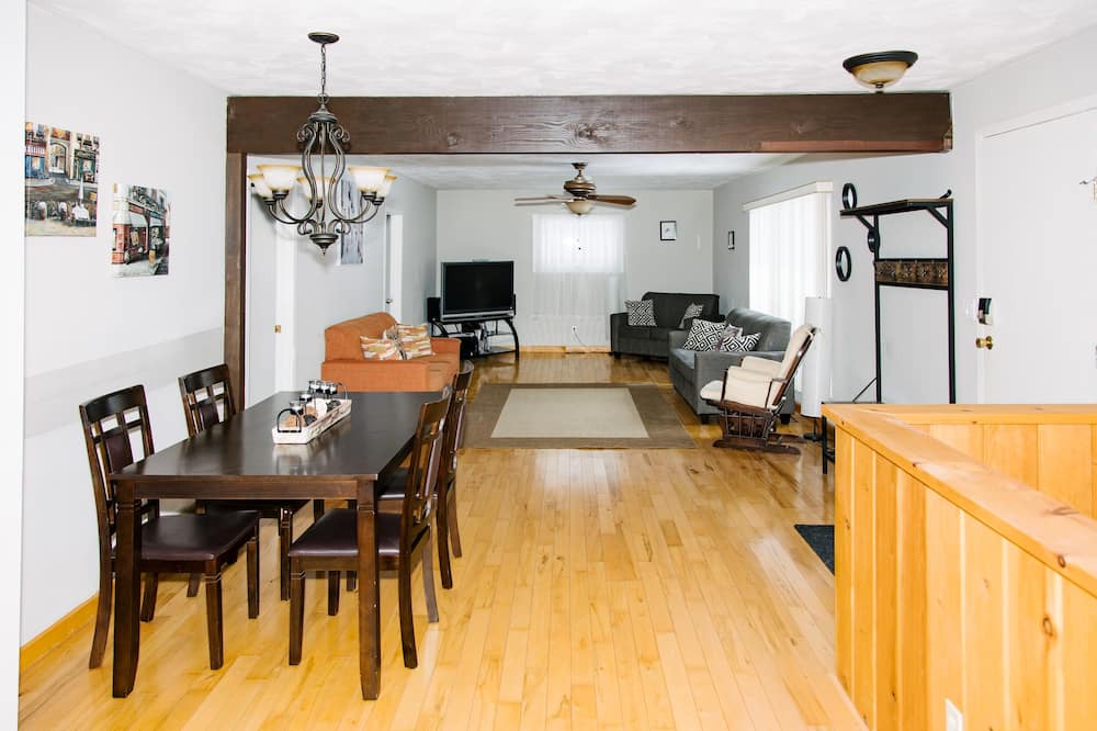 Photo of Livingroom in Irondale