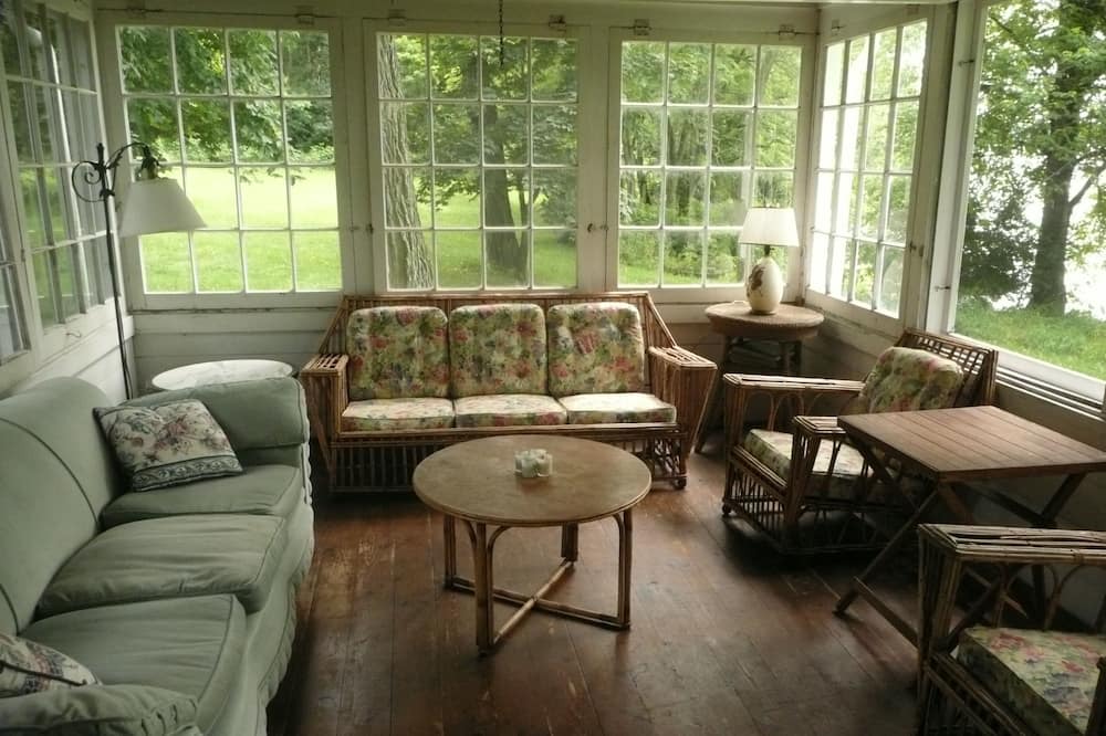 Photo of Livingroom in Drummond-North Elmsley