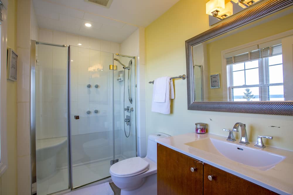 Photo of Bathroom in Stoney Creek
