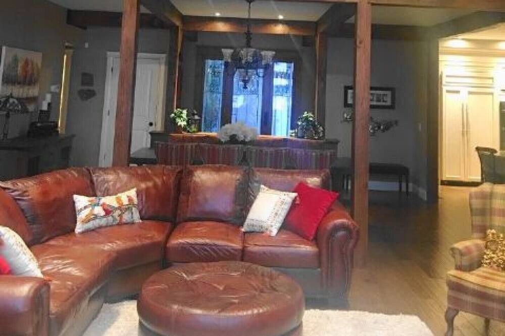 Photo of Livingroom in North Kawartha