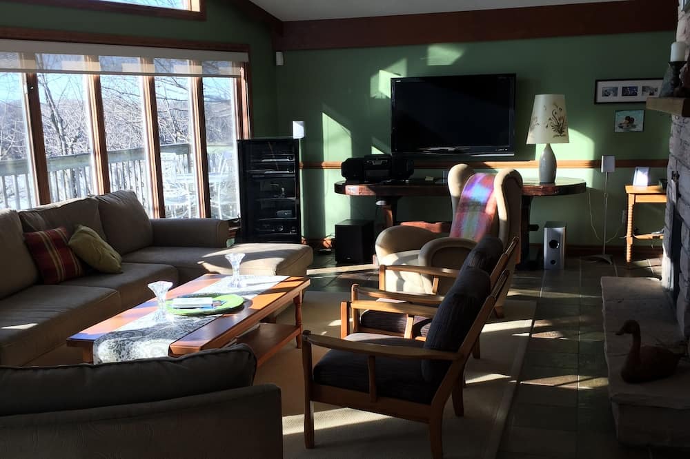 Photo of Livingroom in Rideau Lakes