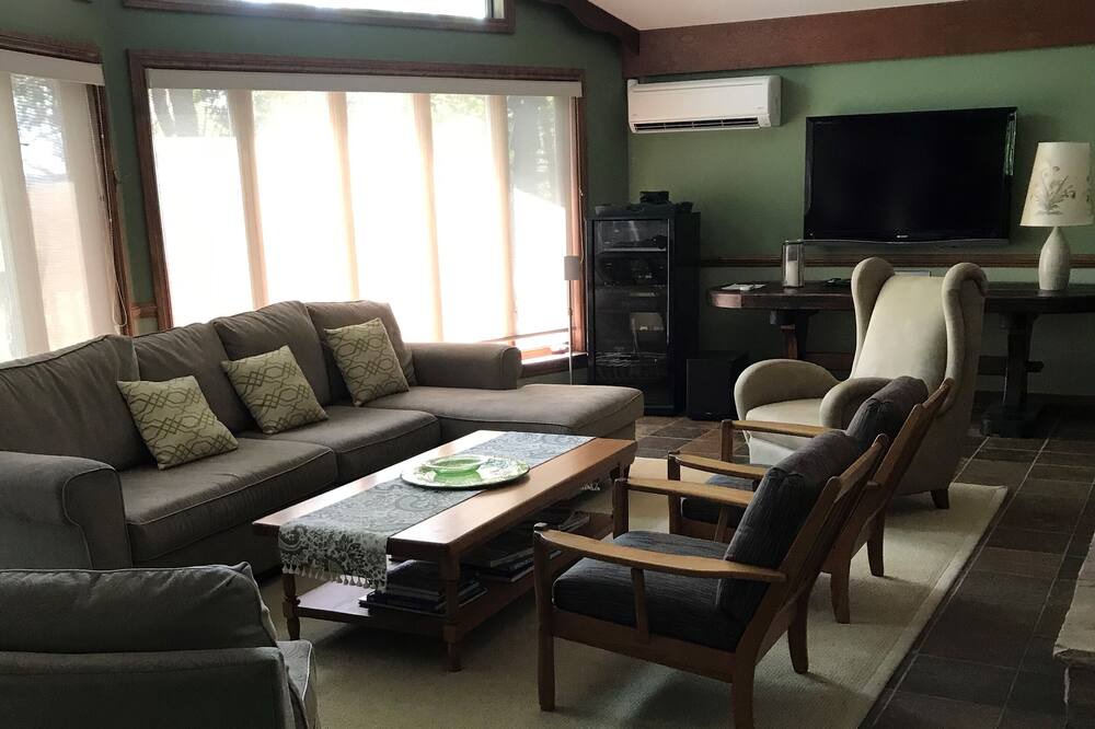 Photo of Livingroom in Rideau Lakes