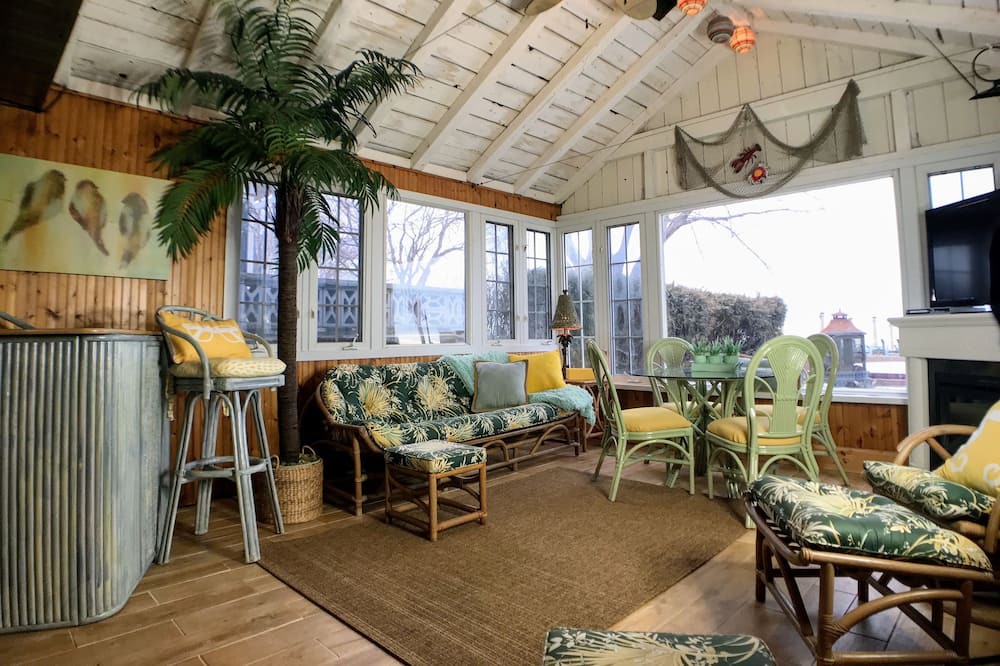 Photo of Livingroom in Pointe aux Roches