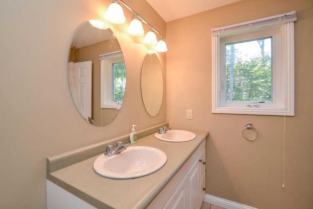 Photo of Bathroom in Arden
