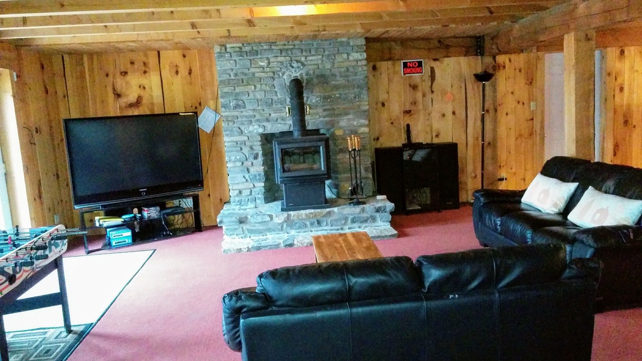 Photo of Livingroom in Front of Yonge