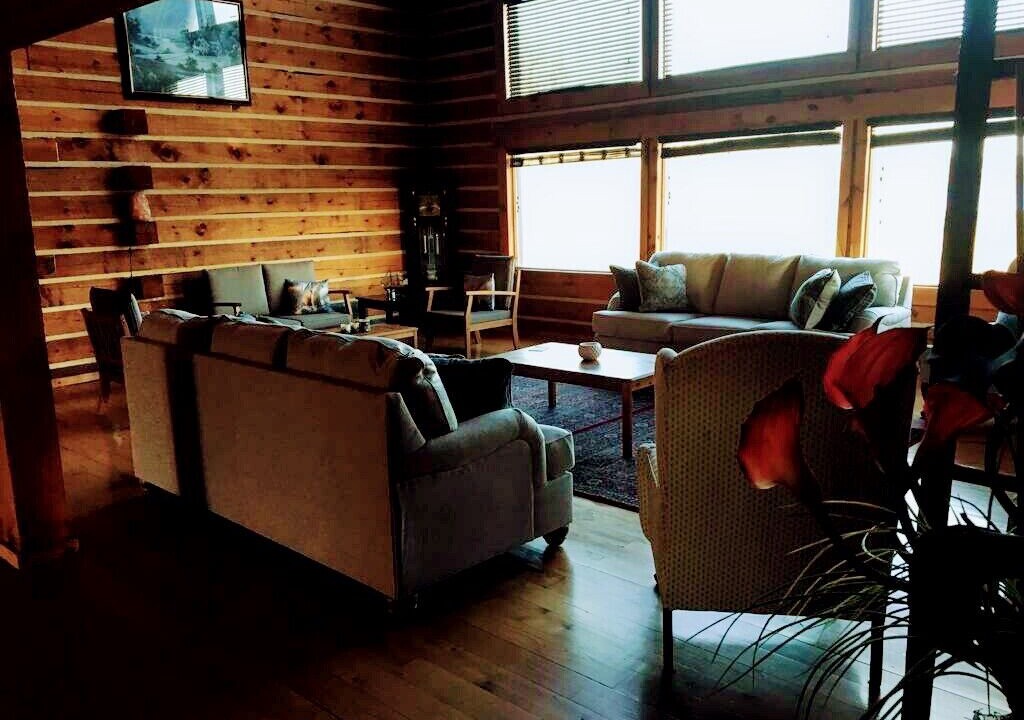 Photo of Livingroom in Front of Yonge